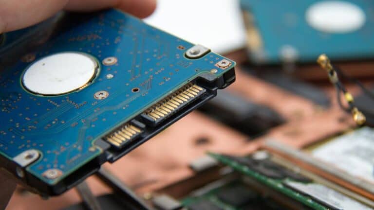 laptop repair technician bench 768x432 1